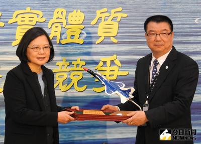 總統當選人蔡英文（左）28日參訪漢翔航空公司，由漢翔公司董事長廖榮鑫（右）代表致贈XT－5高級教練機模型。中央社記者廖壬楷攝　105年3月28日