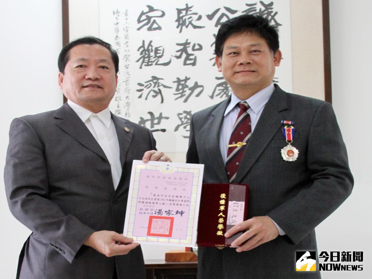 台灣首府大學休閒管理學系碩士班畢業的王文成，榮獲國防部後備軍人指揮部頒發銀二星榮譽獎章，台首大校長許光華予於嘉許肯定。