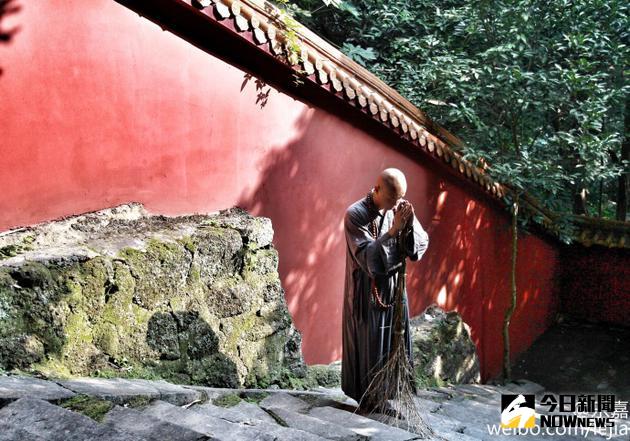 樂嘉變身掃地僧人。