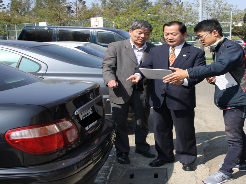 台首大校長許光華、總務長趙元賓等人測試車輛辨識系統。
