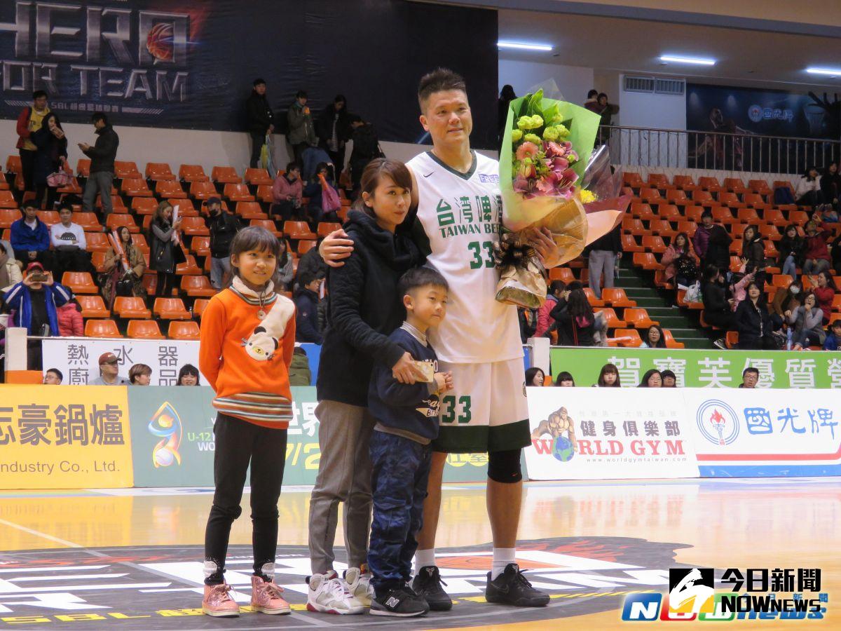 ▲尚韋帆的家人至現場獻花致意。（圖／記者林志儒攝）