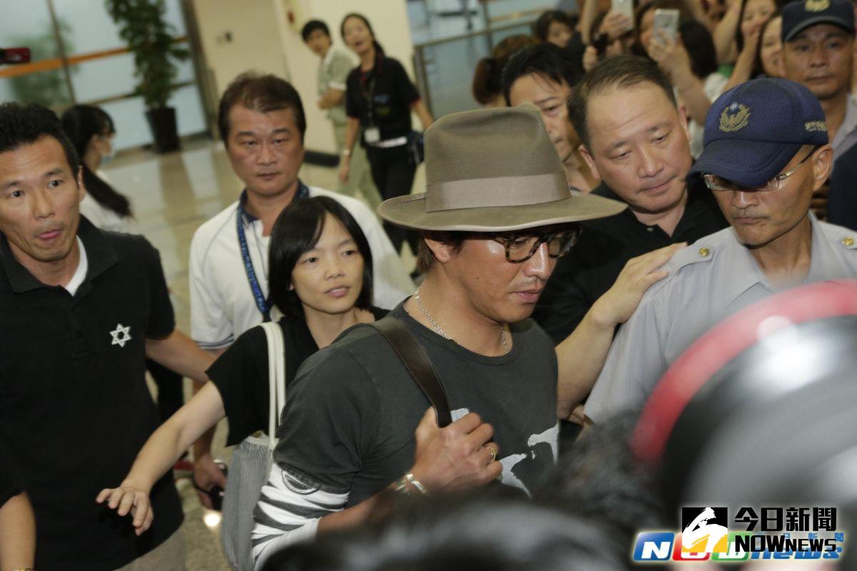 ▲木村拓哉抵達台灣松山機場。（圖／NOWnews特派鄭年堯／攝享家）