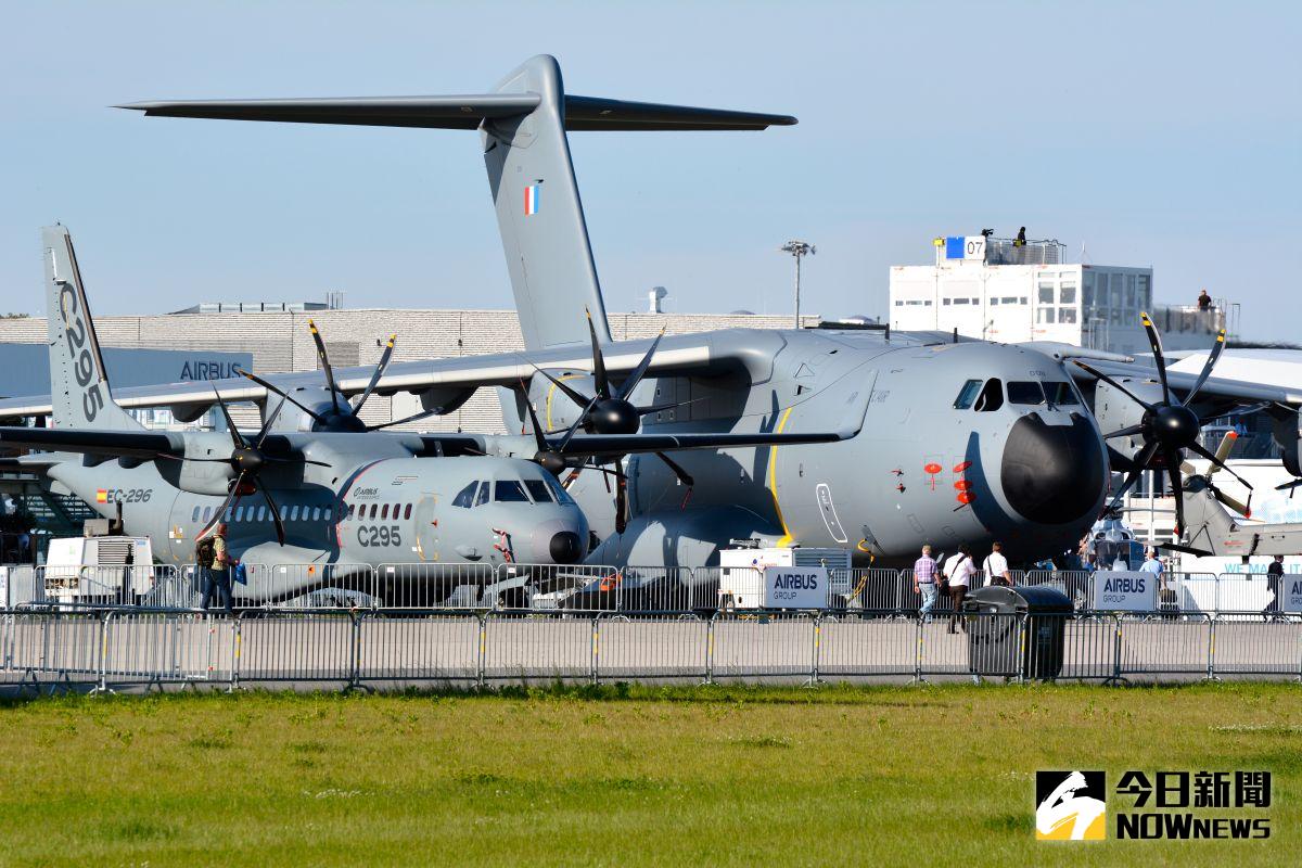 ▲C-295(左)與A400M為空中巴士集團主力推銷運輸機種。（圖／airbusgroup）