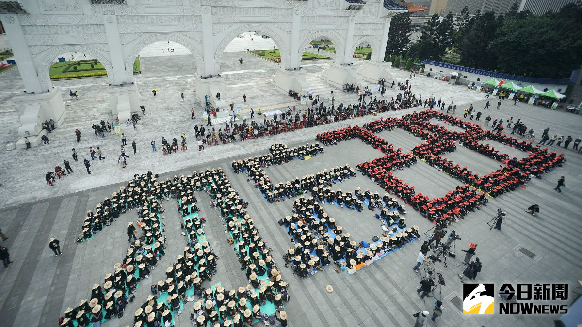 ▲228事件迄今已過70年，圖為2009年群眾聚集在自由廣場前的「勿忘228」紀念活動。（圖／達志影像／美聯社）