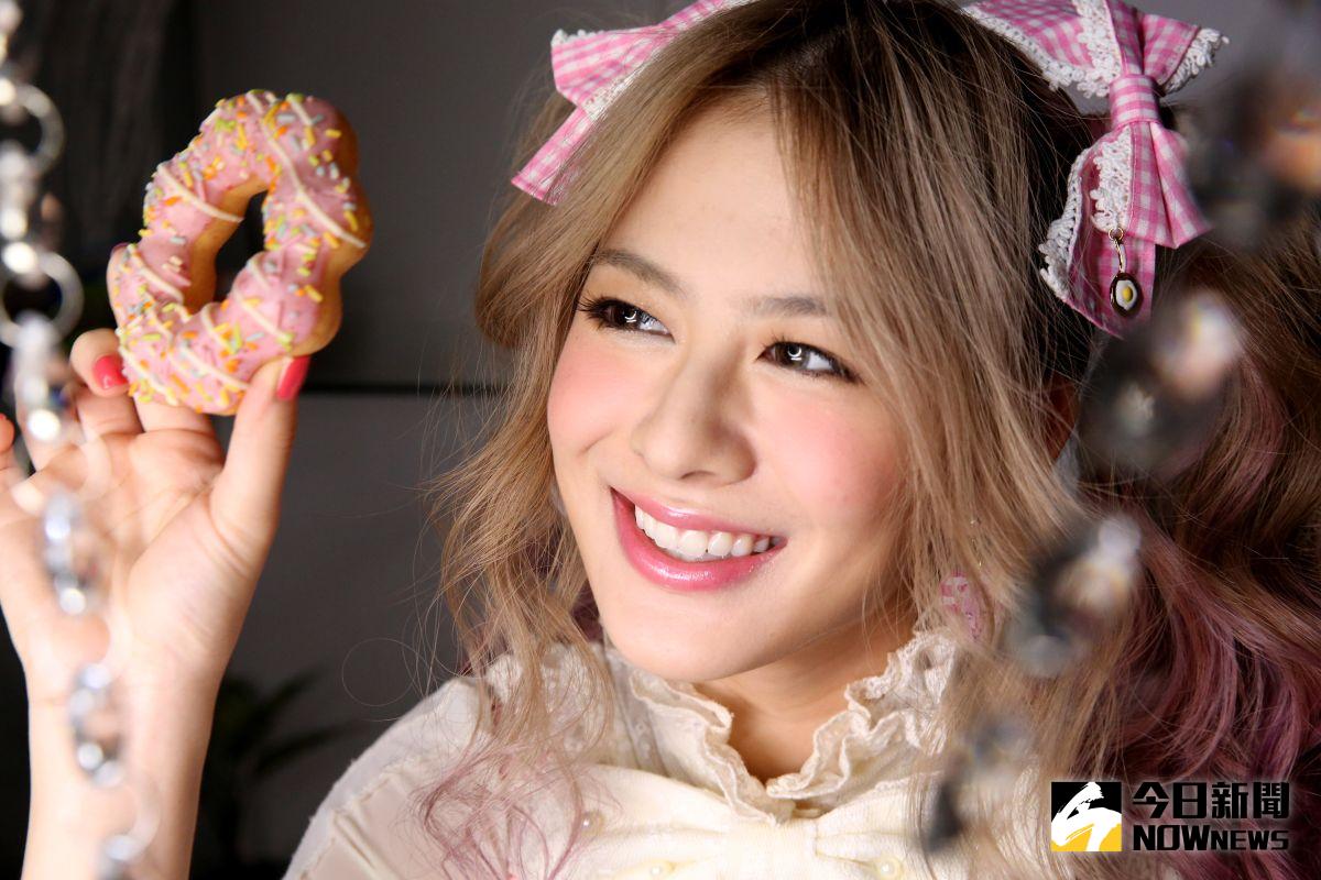 ▲「Shiny」姚亦晴在《我不認識的我》MV一人分飾三角。（圖／EMI，2017.02.12）