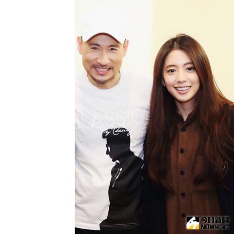 ▲丁文琪手動切掉老公，獨留與歌神合照。（圖／翻攝自丁文琪臉書，2017.02.20）