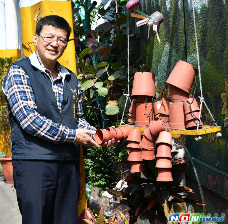 ▲板橋區大豐里長張錦堂發想設計的「兩小無猜」藝術裝置，採用回收花器當成設計素材，打造盪鞦韆的童趣造景，鞦韆上人物四肢可活動式的巧思，十分具有變化性。（圖／記者陳志仁攝）