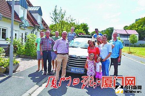 蘇穩棟（右1）和十多位親人圍聚在閩D車旁，合影留念。