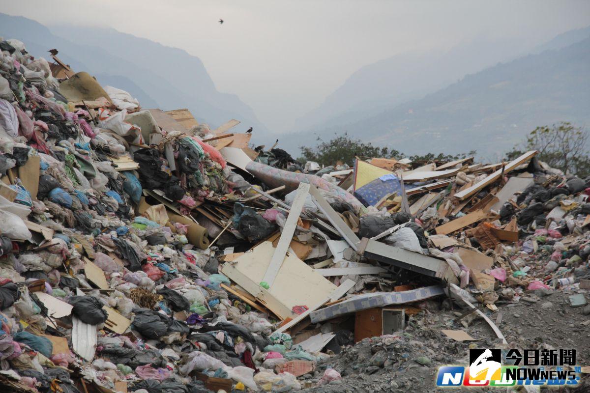 ▲位於台東市知本路台東垃圾掩埋場，掩埋場的背向是優美山色，而掩埋場現況卻是觸目皆是、多不勝數的垃圾，而在消化的能量上，已出現無法負荷的警訊。（圖／記者劉修銘攝，2017 .02 .27）