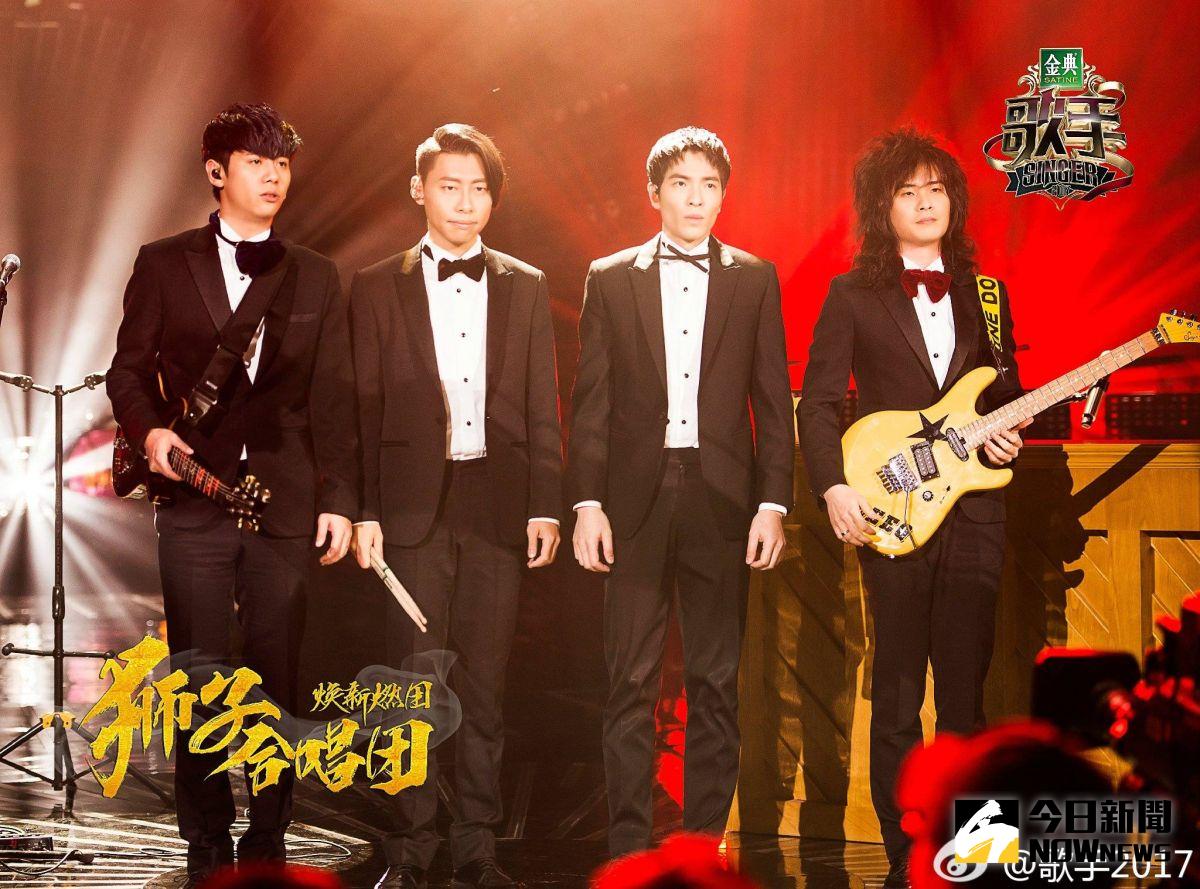 ▲蕭敬騰率獅子合唱團翻唱經典情歌，搶下好成績（圖／翻攝自歌手微博，2017.02.12）