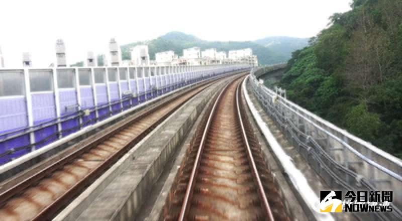 ▲機場捷運試營運未滿一個月就出包，18日驚傳鋼軌出現一處裂縫。（圖／桃園捷運公司）