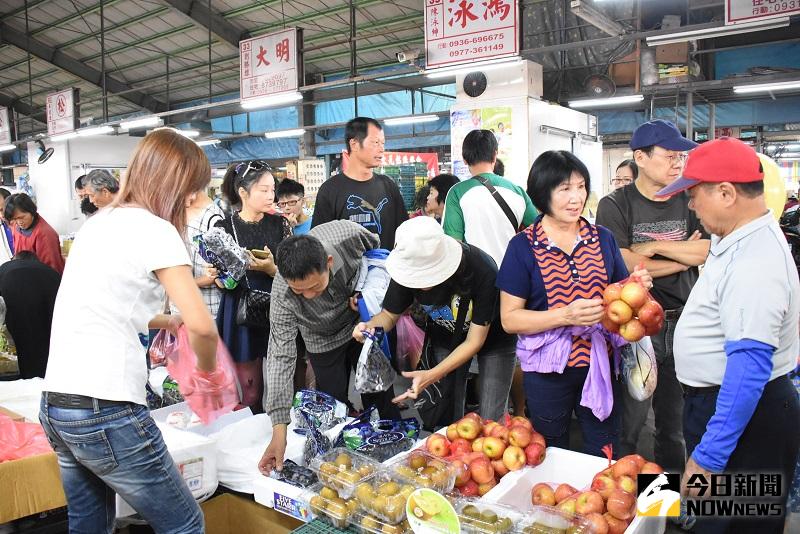 ▲農產品促銷嘉年華現場民眾購買水果。（圖／記者鄧富珍攝）