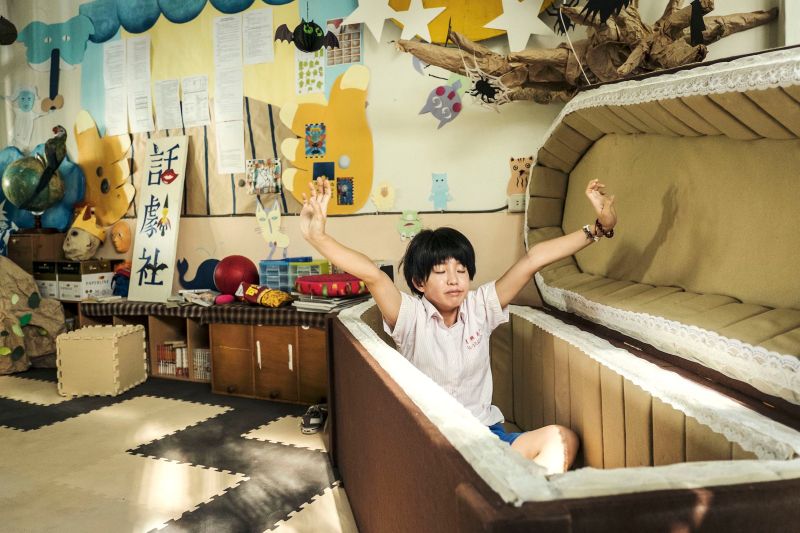 ▲郭書瑤躺道具棺材拍戲百無禁忌。（圖／HBO Asia提供，2017.02.13）