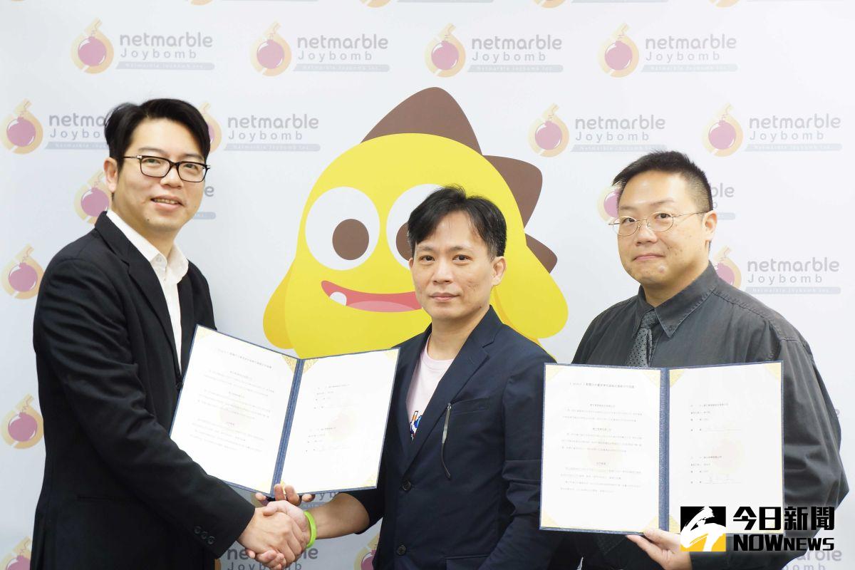 ▲網石棒辣椒總經理林大鈞（左）與Qubit Games創辦人暨遊戲製作人吳弘文（中）、共同創辦人暨美術總監路致遠（右）完成簽約儀式後合影。（圖／資料照片）