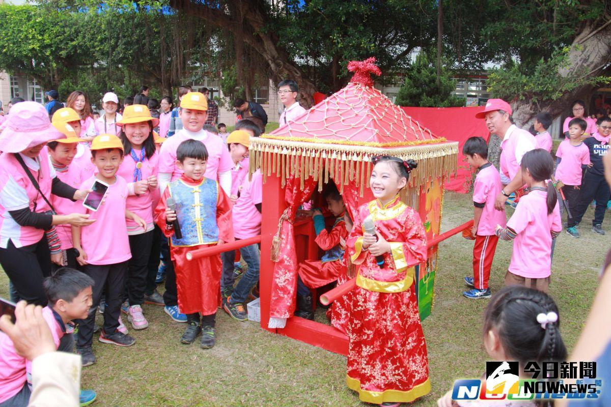 ▲北斗鎮螺陽國小校方利用廢棄的棧板，彩繪一台夏卡爾風的中式花轎，像在熱熱鬧鬧的舉辦一場迎親典禮。（圖／記者陳雅芳攝，2017.2.22）