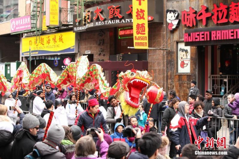 圖為遊行者在表演中國傳統舞龍。