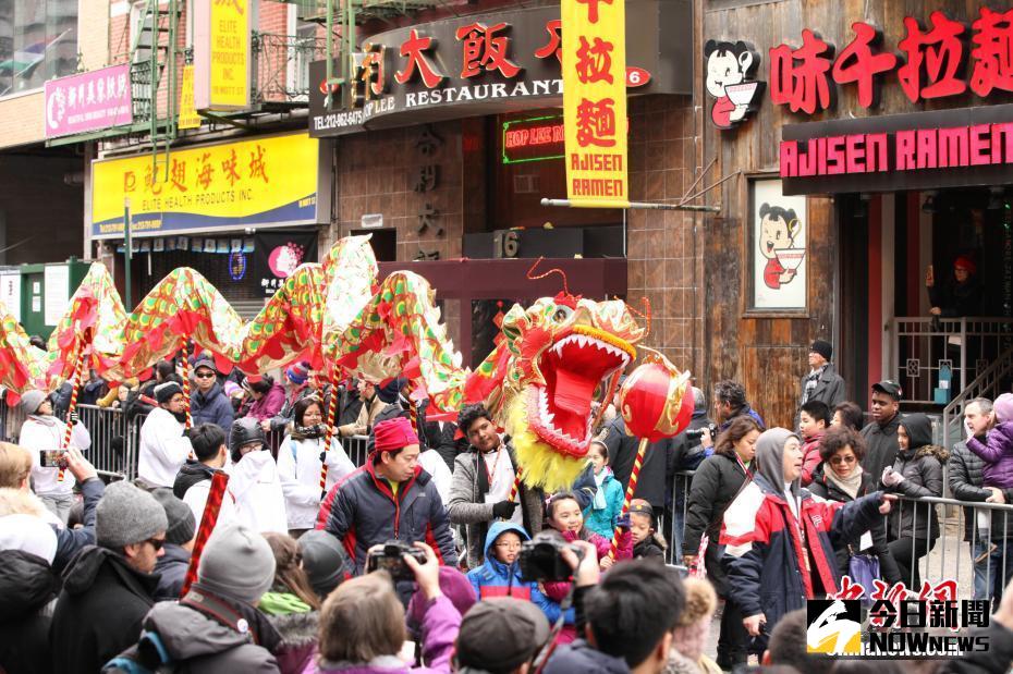 圖為遊行者在表演中國傳統舞龍。