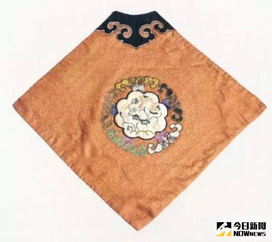 貼繡五福連生貴子紋兜肚。