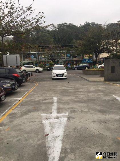▲三寶停車當路霸　網友諷：台灣神蹟。（圖／翻攝自臉書）