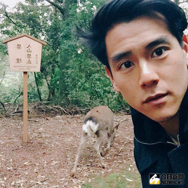 ▲彭于晏帶媽遊奈良，和小鹿同框。（圖／翻攝自Instagram，2017.01.04）