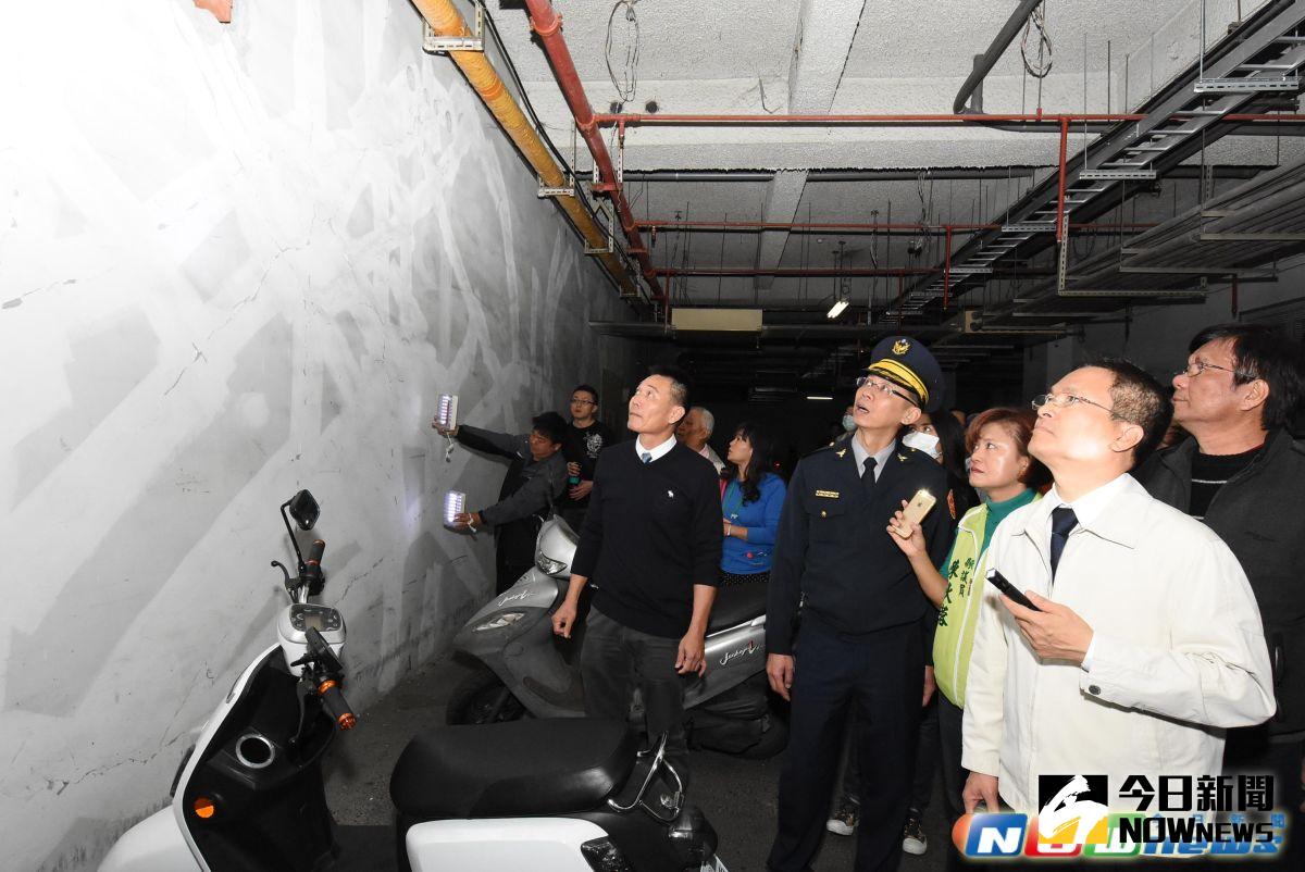 ▲恐成維冠大樓翻版，彰化縣長魏明谷率領縣府建設、工務、消防、警察等相關單位前往員林國宅現場會勘，魏明谷強調，建築結構的安全將委請專業公正單位共同作建築物總體檢。（記者陳雅芳攝.2017.2.7）