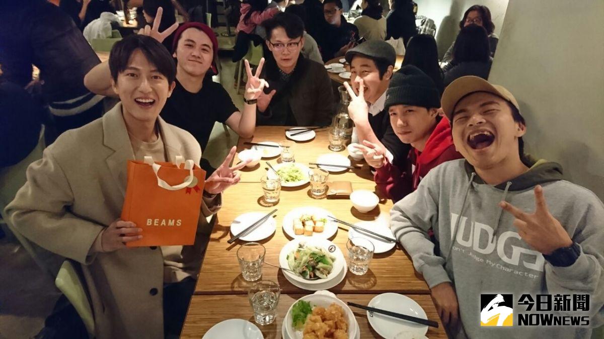 ▲邱昊奇（左一）昨晚自掏腰包邀請舞團的好友們聚餐，慶祝自己生日。（圖／氧氣提供，2017.02.10）