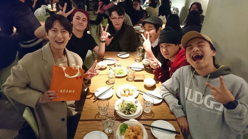 ▲邱昊奇（左一）昨晚自掏腰包邀請舞團的好友們聚餐，慶祝自己生日。（圖／氧氣提供，2017.02.10）