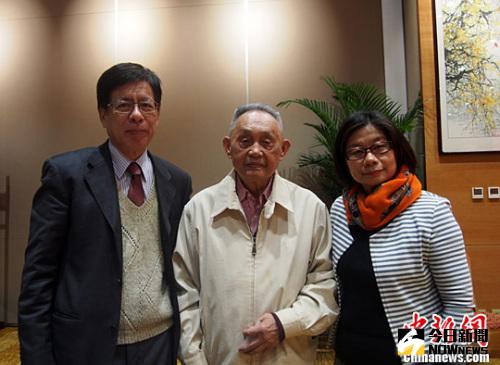 黃幸（中）出席紀念台灣人民「228事件」70周年座談會時，與台灣嘉賓合影。