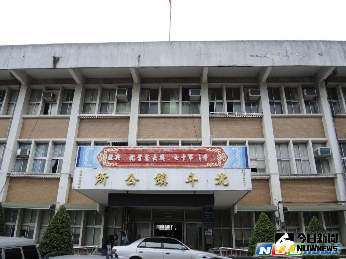▲北斗鎮公所辦公大樓於民國65年間興建，已被列為危險建築，新的行政大樓將進行原地重建，員工忙著將各類公文、資料打包裝箱，洽公民眾3月1日起請至臨時辦公處。（圖／記者張溎壕攝，2017.2.24）