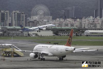 復興航空解散，華信航空暫時接手興航台北－花蓮及台中－花蓮航線，1日上午在台北松山機場首航台北－花蓮航線。圖為華信航空起飛前經過一旁的復興航空飛機。中央社記者謝佳璋攝  105年12月1日