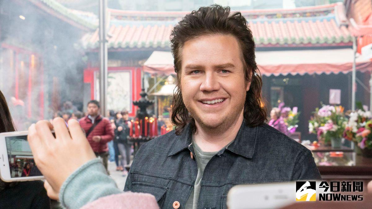 ▲《陰屍路》「尤金博士」喬許麥克德密（Josh McDermitt）赴龍山寺祈福。（圖／FOX，2017.02.13）