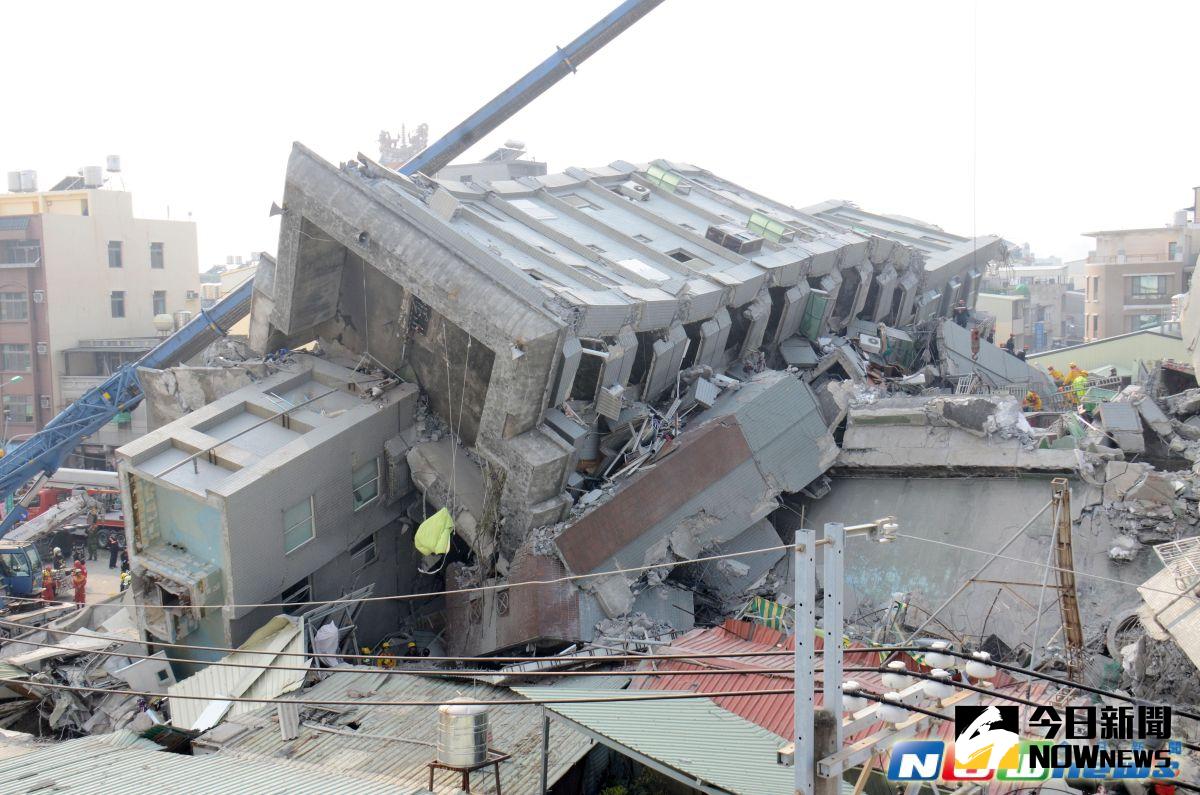▲南台大地震，台南永康維冠金龍大樓整體倒塌。（圖／記者林調遜攝影，2016.2.6）