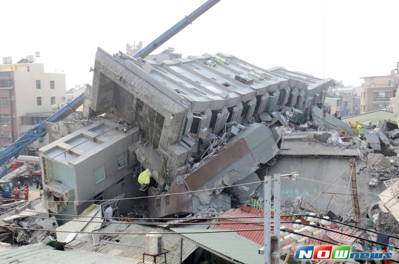 ▲南台大地震，台南永康維冠金龍大樓整體倒塌。（圖／記者林調遜攝影，2016.2.6）