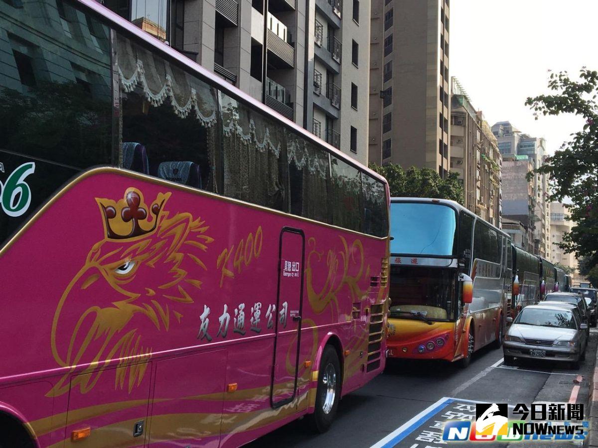 ▲交通部旁的仁愛路及紹興南路上停了八輛遊覽車，也有駕駛開著遊覽車開過仁愛路，一路鳴按喇叭經過交通部門前。（圖／記者王苡嫣攝）