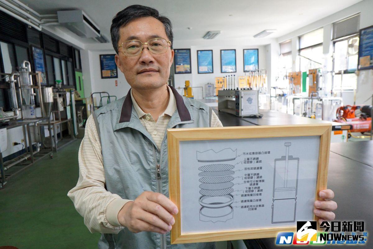 ▲。大葉大學環境工程學系李清華教授研究生成功開發「環保可攜式戶外飲用水淨水器」，這項研究已取得專利，可將戶外汙水淨化為可飲用水。（記者陳雅芳攝.2017.2.6）