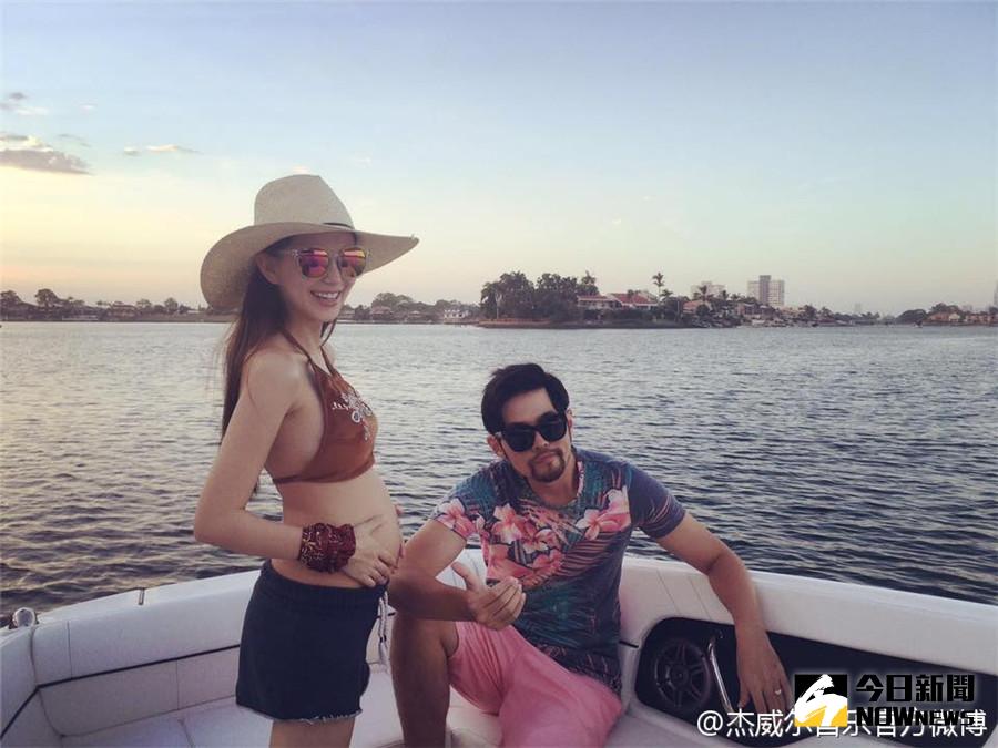 辣媽昆凌二胎懷子，穿比基尼曬孕肚，老公周杰倫豎起大拇指。