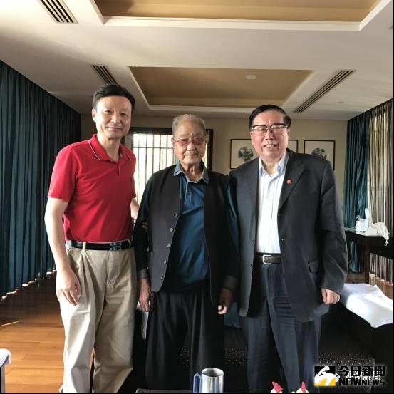 宋平（中）和徐中遠（右）。