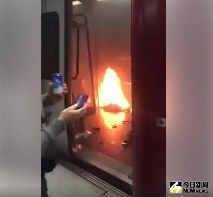▲香港地鐵車廂起火，疑人為縱火至少10人受傷。（圖／翻攝自爆料公社）
