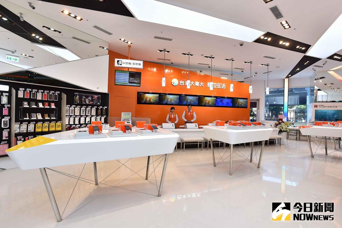 ▲台灣大哥大搶搭穿戴裝置風潮，即日起針對穿戴裝置推出專案特價，同時也攜手HTC及Samsung在台北文創、台北三創、台中與高雄等門市設置體驗區，邀民眾體驗感官極限！（圖／台灣大哥大提供）