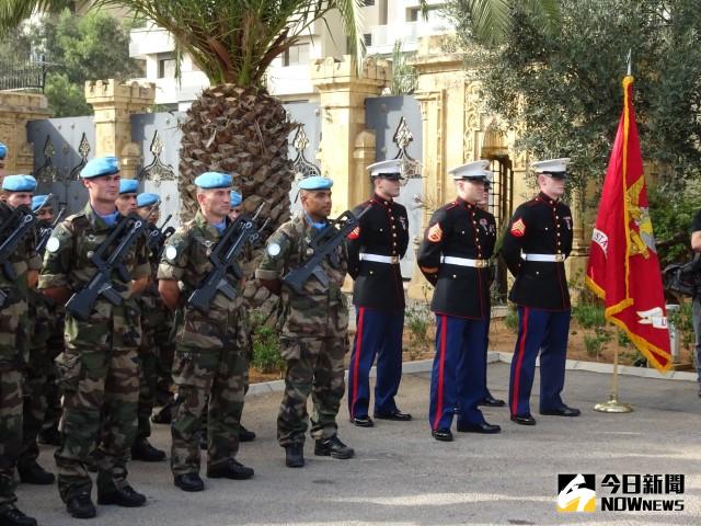 ▲美國海軍陸戰隊使館警衛隊與聯合國維和部隊，在黎巴嫩貝魯特使館前紀念1983年恐怖襲擊事件。（圖／美國海軍陸戰隊）