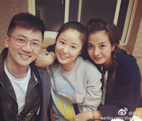 ▲再度合體的三人,感情深厚。蘇有朋(左)、林心如(中)、趙薇(右)(圖/翻攝自趙薇微博,2017.02.12) ▲再度合體的三人,感情深厚。蘇有朋(左)、林心如(中)、趙薇(右)(圖/翻攝自趙薇微博,2017.02.12)