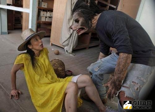 ▲有森也實（左）在新片玩「人獸交」。（劇照，2017.02.09）