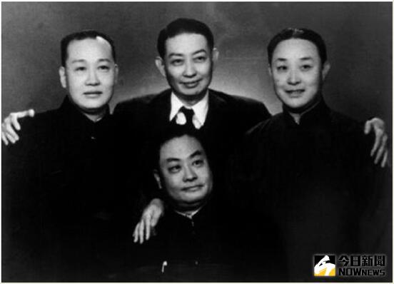 四大名旦梅蘭芳（中上）、程硯秋（中下）、荀慧生（左一）、尚小雲（右一）合影。