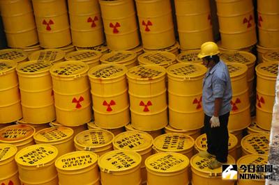 行政院蘭嶼核廢料貯存場真相調查小組，初步調查，44年前將核廢料放在蘭嶼只是暫時貯存，方便將來的海拋。（檔案照片）中央社記者盧太城台東攝 105年11月13日