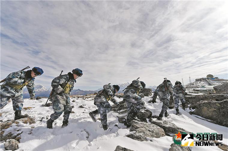 在海拔5134公尺高度的雪山孤島上，駐守著被稱為「雪域千里眼」的空軍某雷達站官兵。