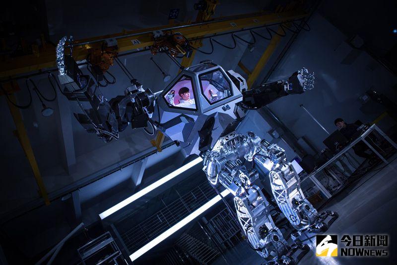 ▲南韓「未來科技公司」研發的4公尺高巨型機器人METHOD-2。（圖／翻攝自Vitaly Bulgarov臉書）