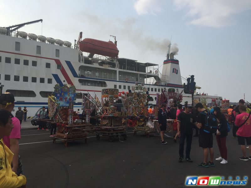 ▲出動了14頂武轎及5、6百人次，搭乘臺華輪赴高雄威德宮參與保生大帝入火儀式及平安遶境大典。（圖／記者鄧至傑攝）