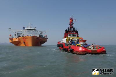 南韓海洋水產部22日表示，沉沒海底的「世越號」（Sewol）客輪的試驗打撈工作於22日啟動，若打撈順利，可望於晚間出水。圖為打撈作業情況。（韓海洋水產部提供）中央社記者姜遠珍首爾傳真  106年3月22日