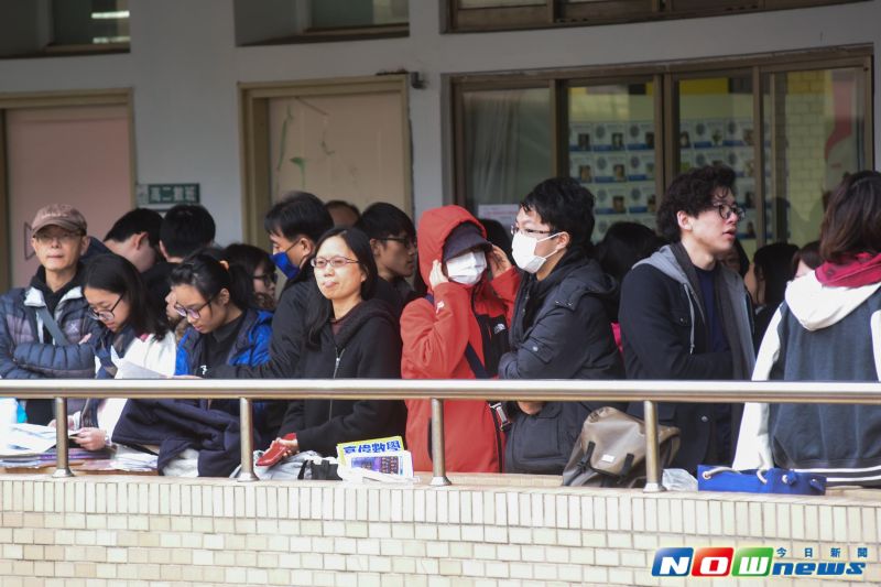 ▲106年學測於1月20日、21日登場，恰巧碰上冷氣團來襲不少考生冒著寒風應試。（圖／記者陳明安攝,20170120）