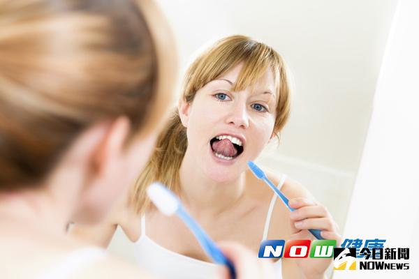 ▲有個最新研究顯示，口腔中造成牙周病的病菌，可能會導致關節發炎。（圖／ingimage）